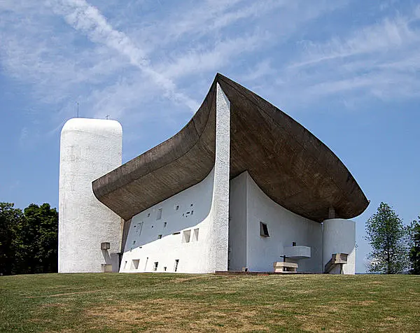 近代建築の巨匠ル・コルビュジエ、 両極端なふたつの「世紀の名作」と 