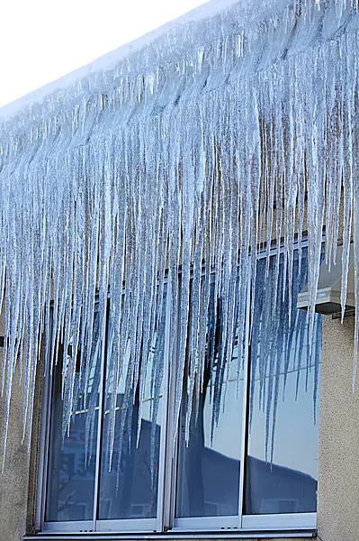 北海道の屋根は四角いんです テレビ記者が驚いた平らな 無落雪屋根 とは Tenki Jpサプリ 16年12月04日 日本気象協会 Tenki Jp