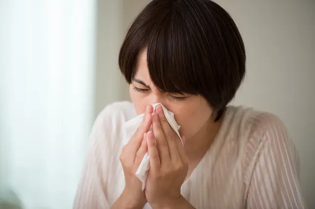 くしゃみ 鼻水が続いたら もしかして寒暖差アレルギーかも 風邪との違いは 対策方法は Tenki Jpサプリ 18年11月24日 日本気象協会 Tenki Jp