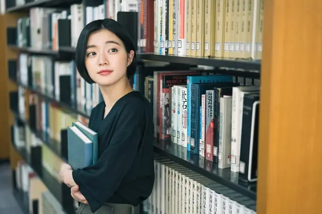 図書館 女子 服