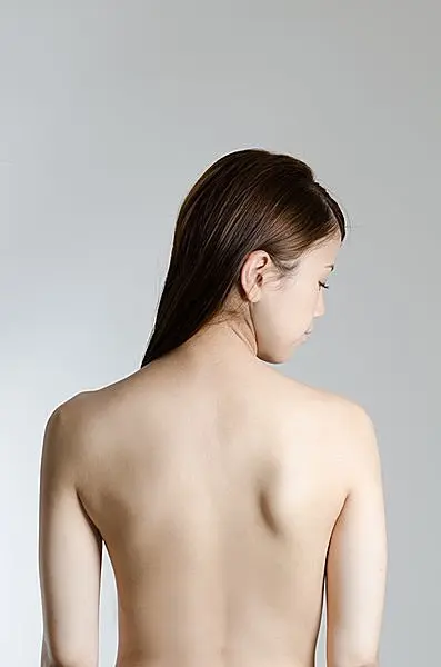 寒さで丸まった背中が原因の肩コリに 肩甲骨はがし Tenki Jpサプリ 2015年01月11日 日本気象協会 Tenki Jp